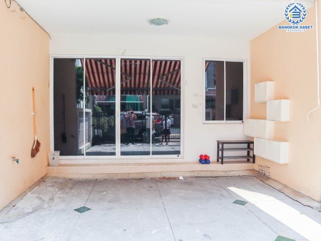 *****ทาวน์โฮมมือสองย่านกรุงเทพฯ ม.บ้านกลางเมือง สาทร-ตากสิน2 หลังมุม เนื้อที่กว้าง 23.20 ตร.ว. ฟังก์ชัน 3 ห้องนอน 3 ห้องน้ำ ที่จอดรถ 2 คัน แถมฟรี! เครื่องปรับอากาศ 4 เครื่อง บนทำเลแห่งการเดินทาง ใกล้รถไฟฟ้าสายสีเขียวเข้ม "สถานีวุฒากาศ" เชื่อมต่อถนนกัลปพฤกษ์ และถนนราชพฤกษ์